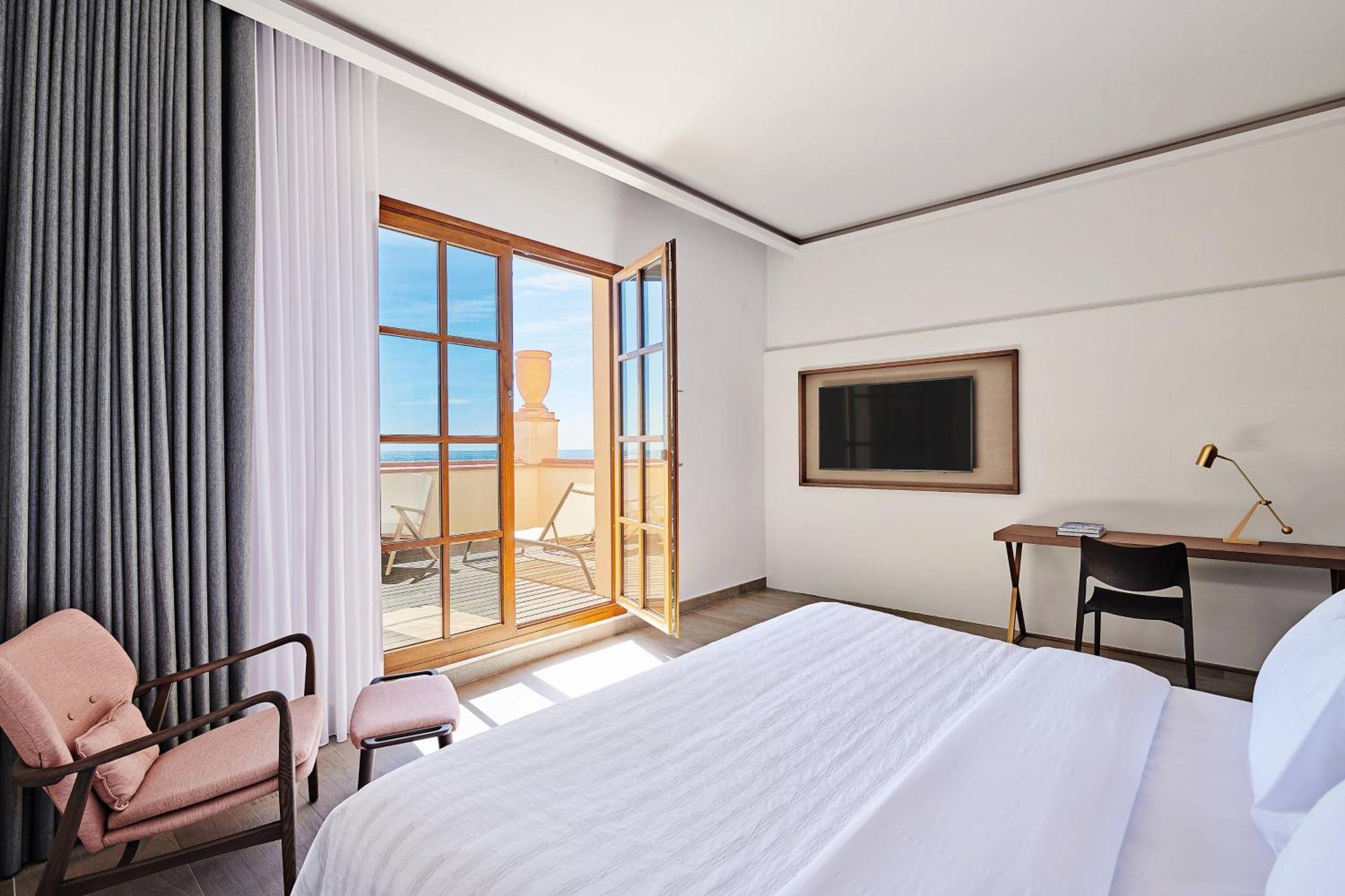 Grand Premium Beachfront Historic King Room,1774433400:JPEG